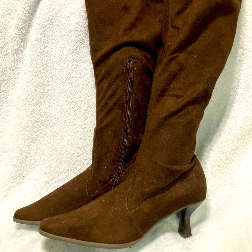 Vaneli knee high heeled boots 7 1/2 M
